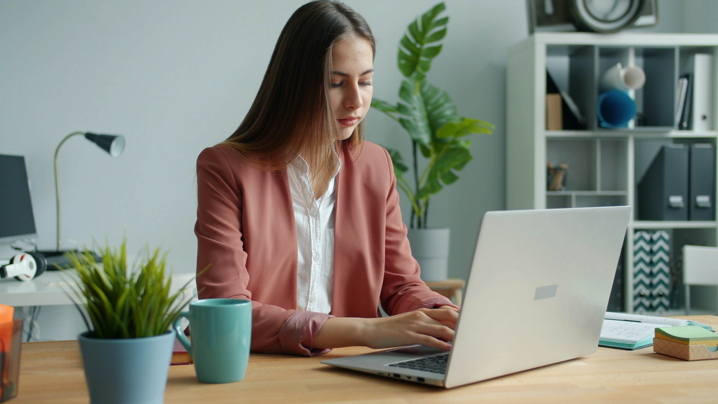 Online English learner using a laptop